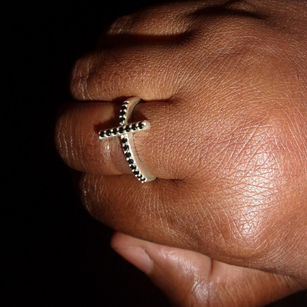 Black spinel cross ring, size 8